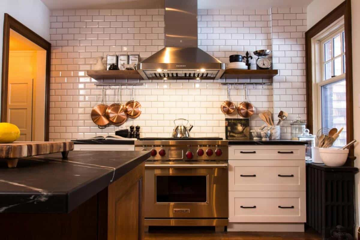 Vertical Backsplash Tiles Arrangement