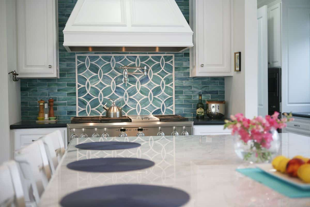 Vertical Backsplash Tiles Arrangement